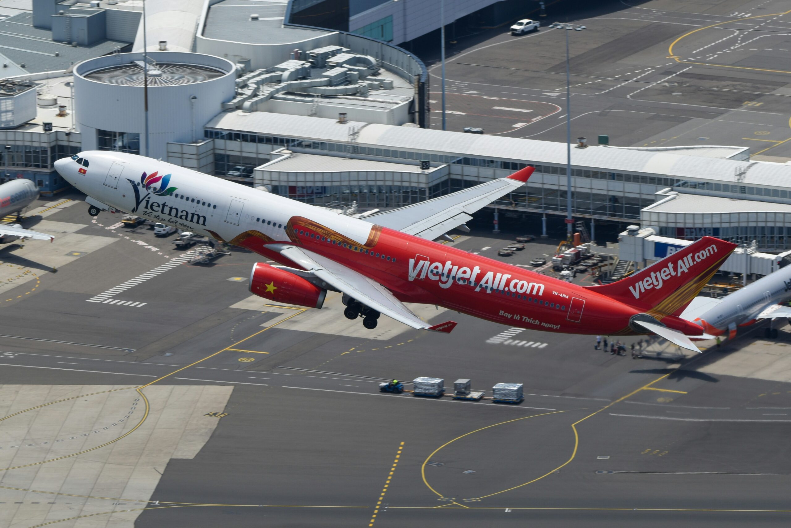 Airlines Low Cost: How to Fly Smart Without Breaking the Bank